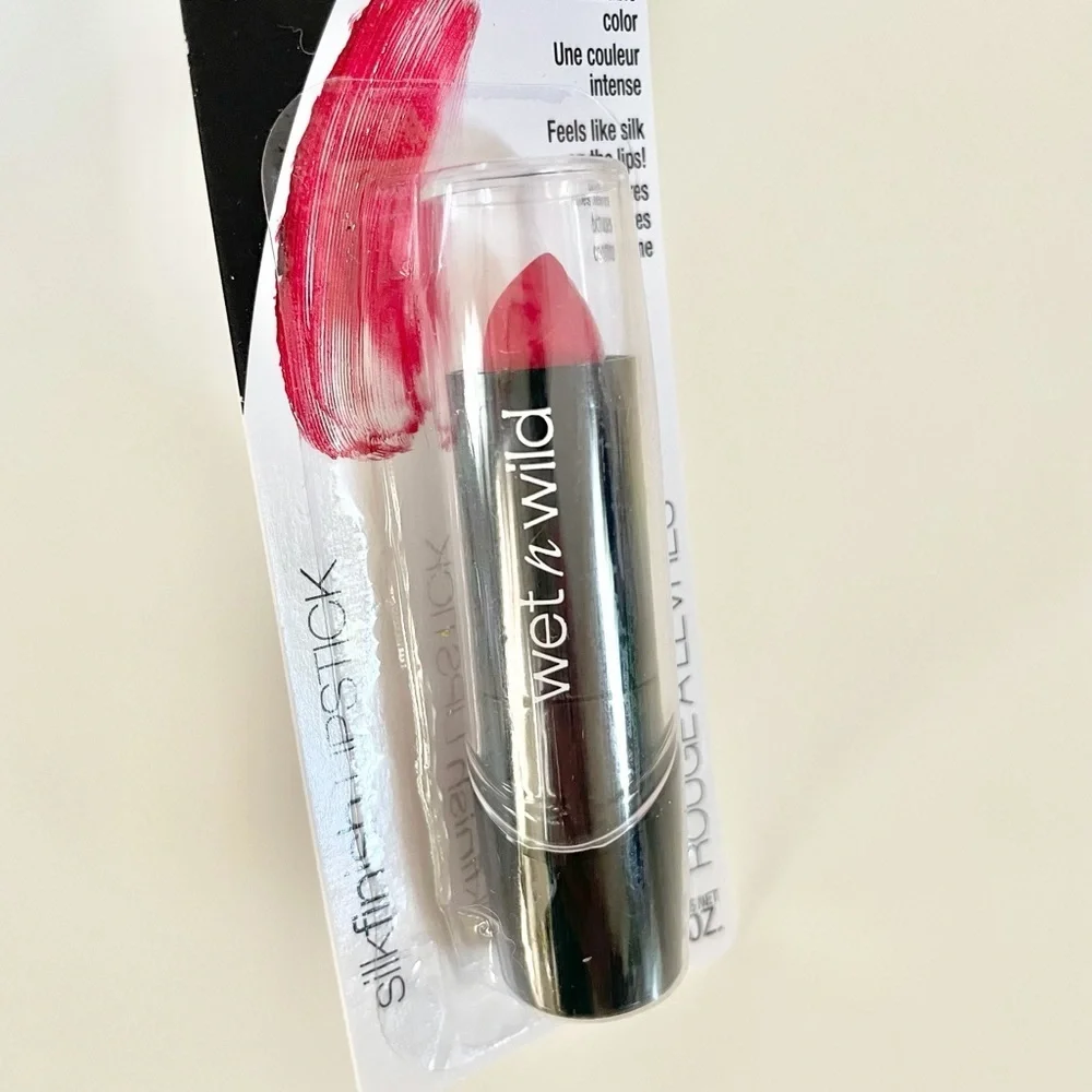 Wet n Wild Silkfinish Red Hot Lipstick, Regular size